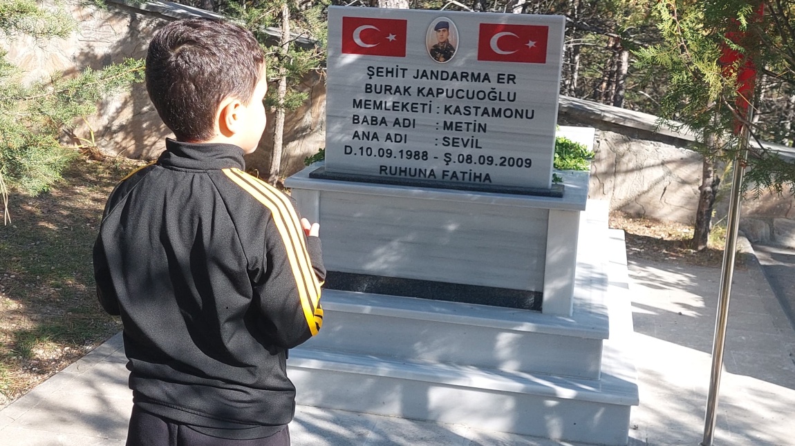 Ey, bu topraklar için toprağa düşmüş asker!